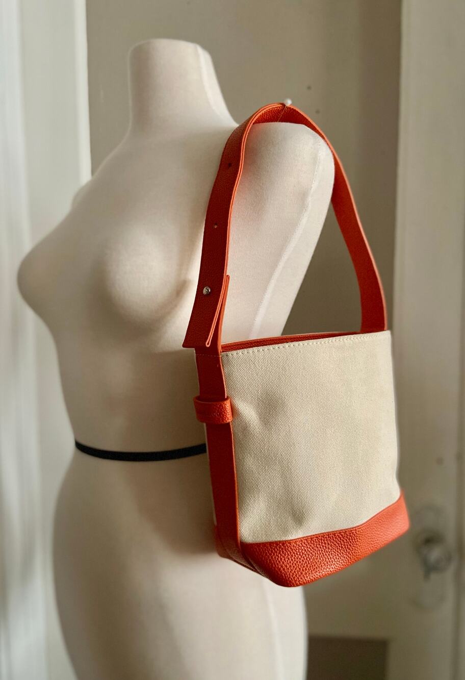 Casual Cream Canvas Shoulder Bag w/Orange Faux Leather Trim sz OS